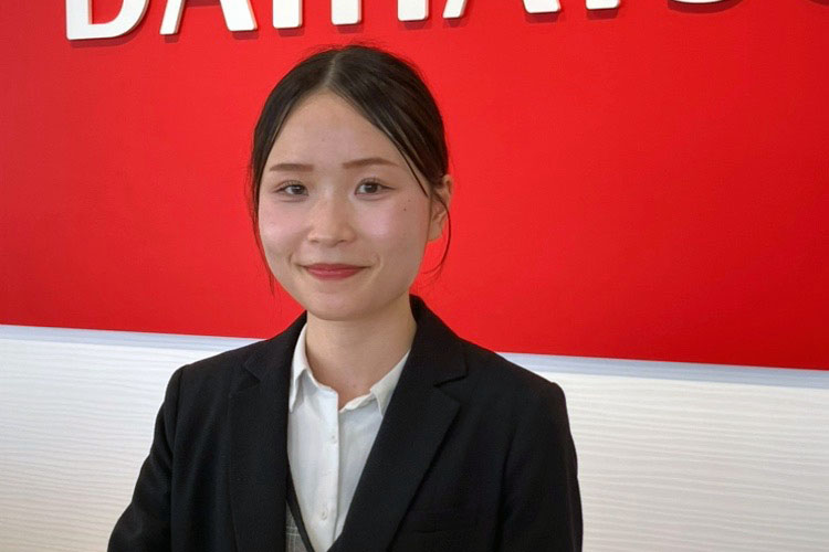 先輩事務スタッフ